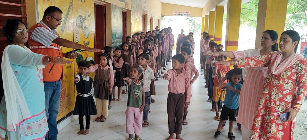 बरसाती बीमारियों से बचाव को बांटी होम्योपैथिक दवा