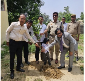 एक पेड़ माँ के नाम” अभियान के तहत ग्राम न्यायालय बिन्दकी में हुआ वृहद वृक्षारोपण