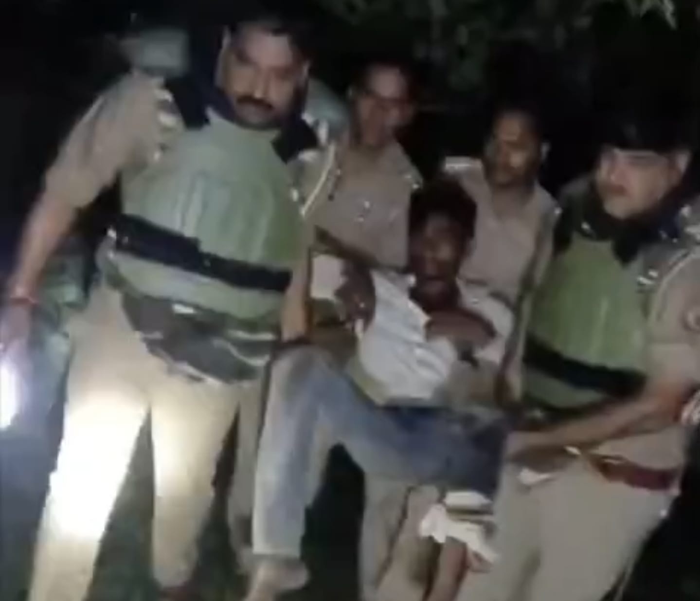 मंदिरों की घंटियां चुराने वाला पुलिस मुठभेड़ में गिरफ्तार, पैर में लगी गोली