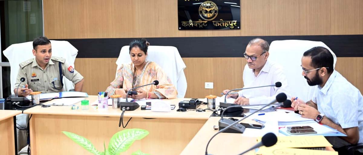 जनहित से जुड़े मामलों का प्राथमिकता से करें निस्तारण: डीएम