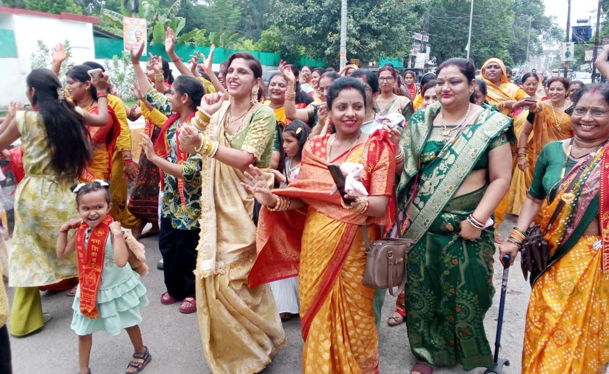 बाबा बागेश्वर की शोभा यात्रा में उमड़ा कसौंधन वैश्य समाज