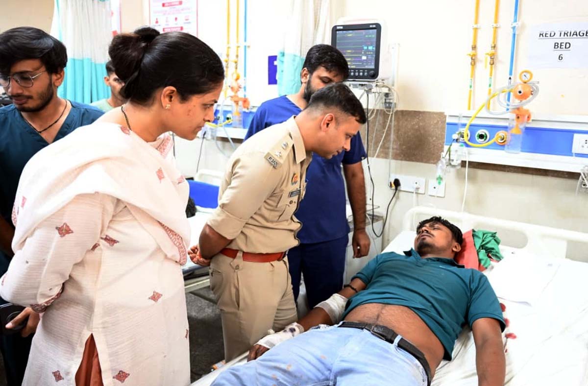 सड़क हादसे में घायलों के बीच पहुंचे डीएम-एसपी, जाना दर्द