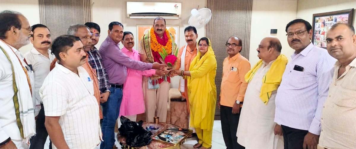 जिले में पहली यूनिवर्सिटी लाने पर जिला पंचायत अध्यक्ष का सम्मान