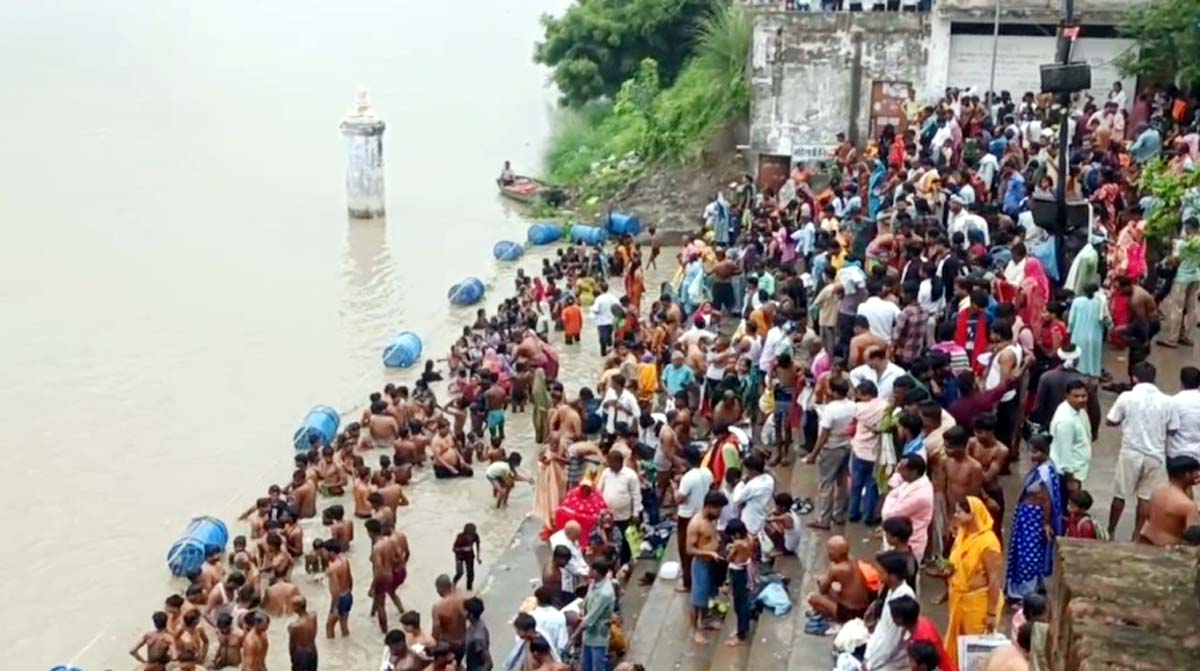 ओम घाट में उमड़ा आस्था का सैलाब, गंगा में लगाई डुबकी