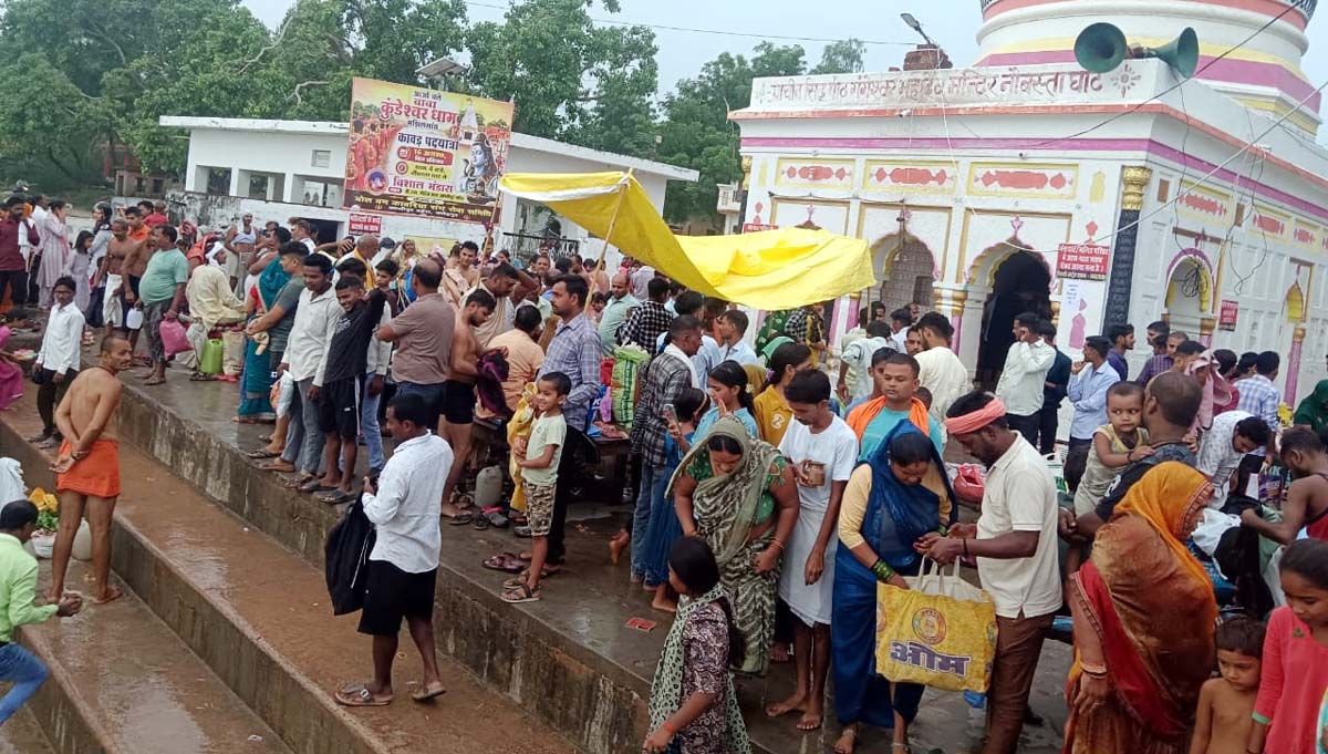 श्रावण मास के प्रथम सोमवार पर उमड़ा श्रद्धालुओं का सैलाब