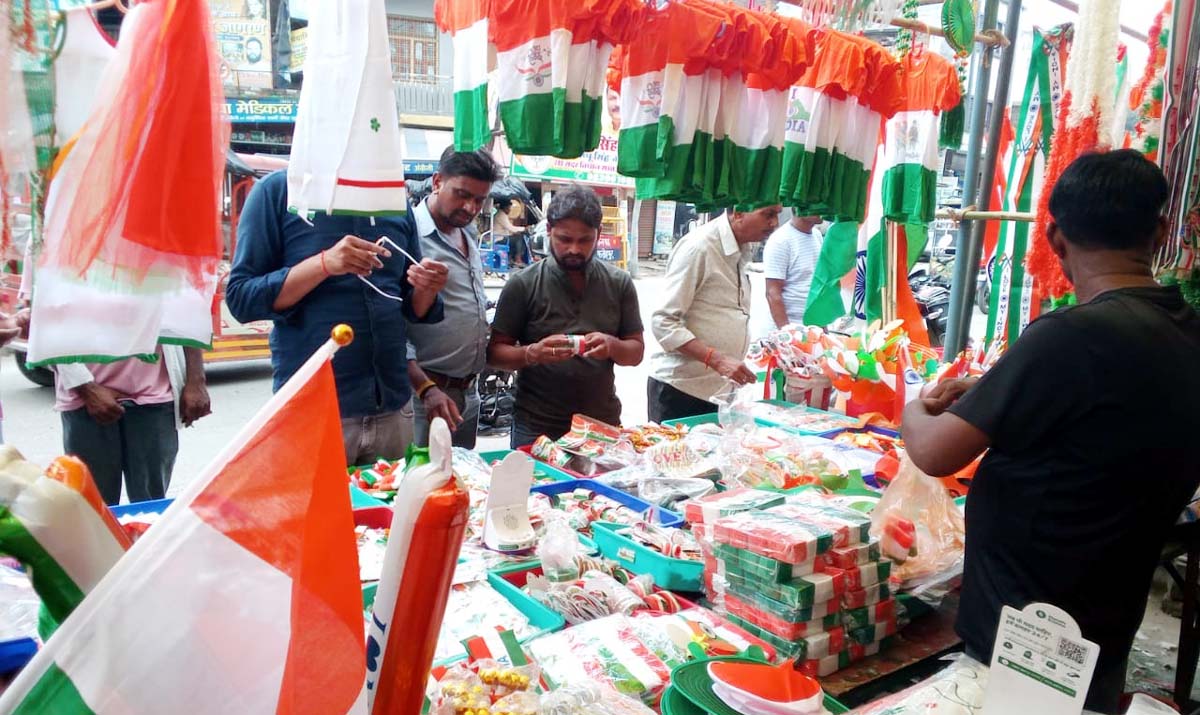  आजादी का जश्न आज, जमकर बिकी राष्ट्रीय सामग्री