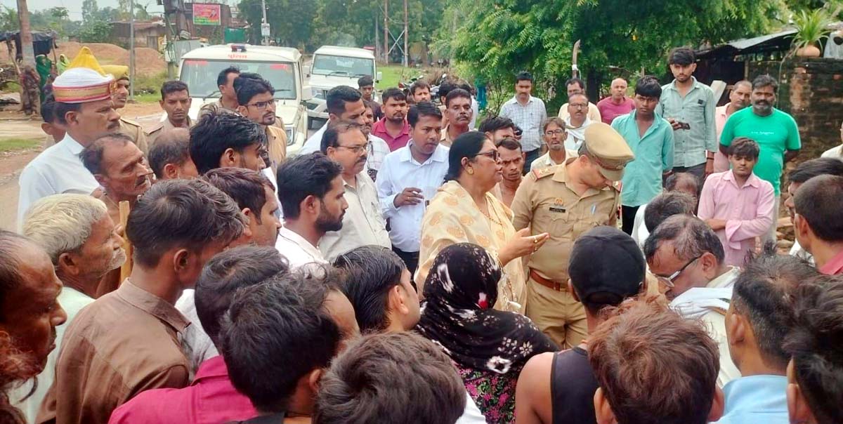 जलभराव से गिरे घरों का निरीक्षण करने पहुंचीं राज्यमंत्री
