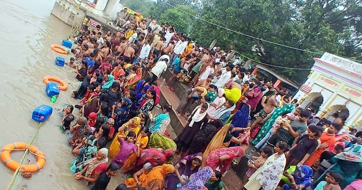 सावन के आखिरी सोमवार पर नौबस्ता गंगा घाट में उमड़े श्रद्धालु