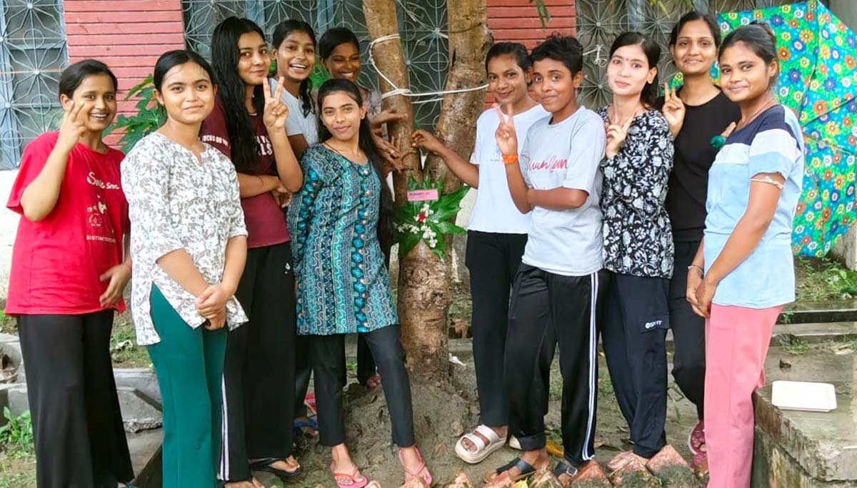 वृक्षबंधन कार्यक्रम में छात्राओं ने पर्यावरण बचाने का दिया संदेश