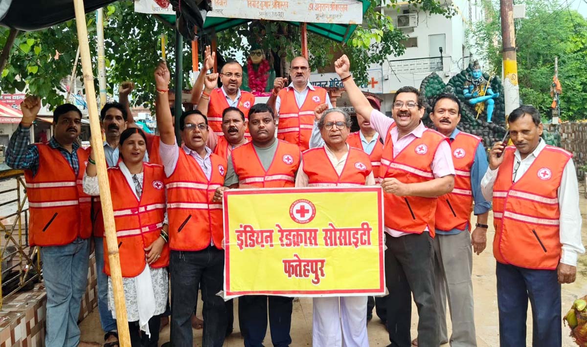 प्रतिमा स्थल की सफाई कर रेडक्रॉस सोसाइटी ने अर्पित किए श्रद्धासुमन