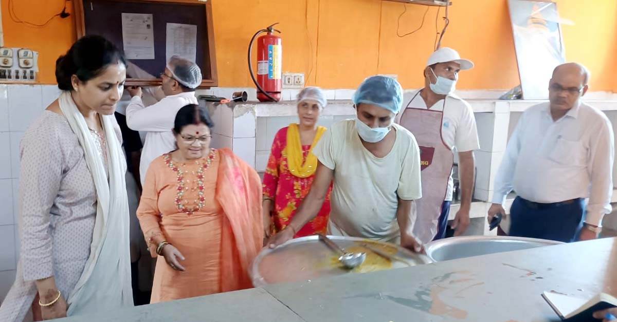 छात्राओं से संवाद कर बढ़ाया हौसला, भोजन से लेकर शौचालय तक जांची गुणवत्ता