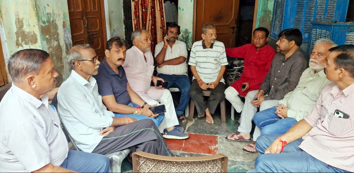छात्र की मौत पर कांग्रेस का हल्लाबोल, घर पहुंचकर सुनी बाबा की दास्तां