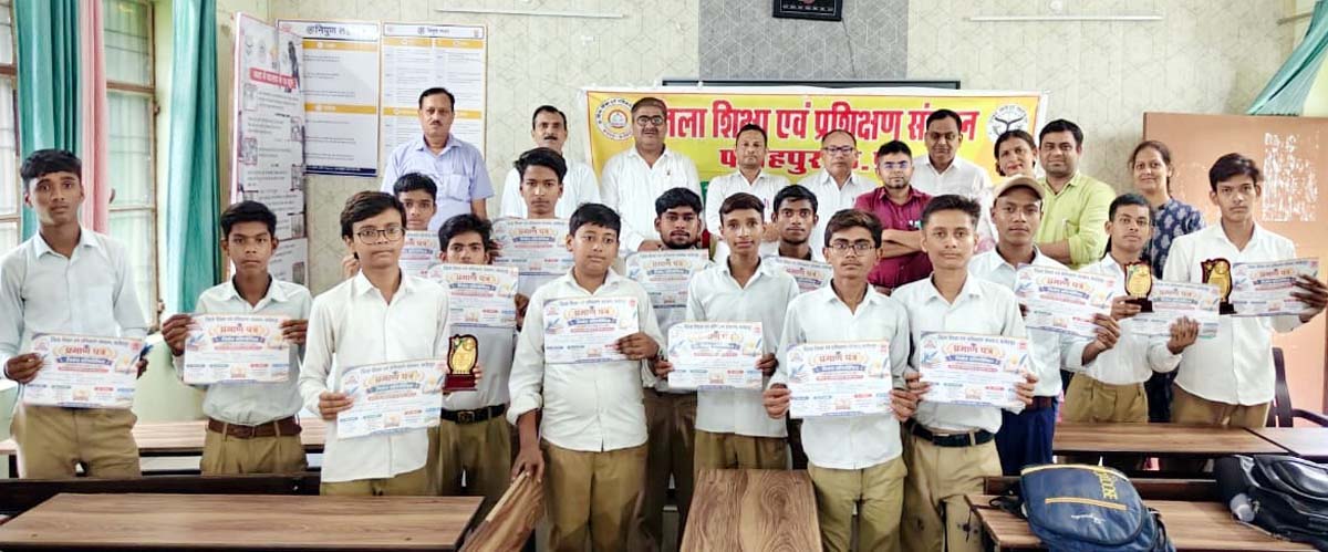 डायट में माध्यमिक स्तर के विद्यार्थियों ने दिखाई लेखन प्रतिभा, सिंह ने मारी बाजी