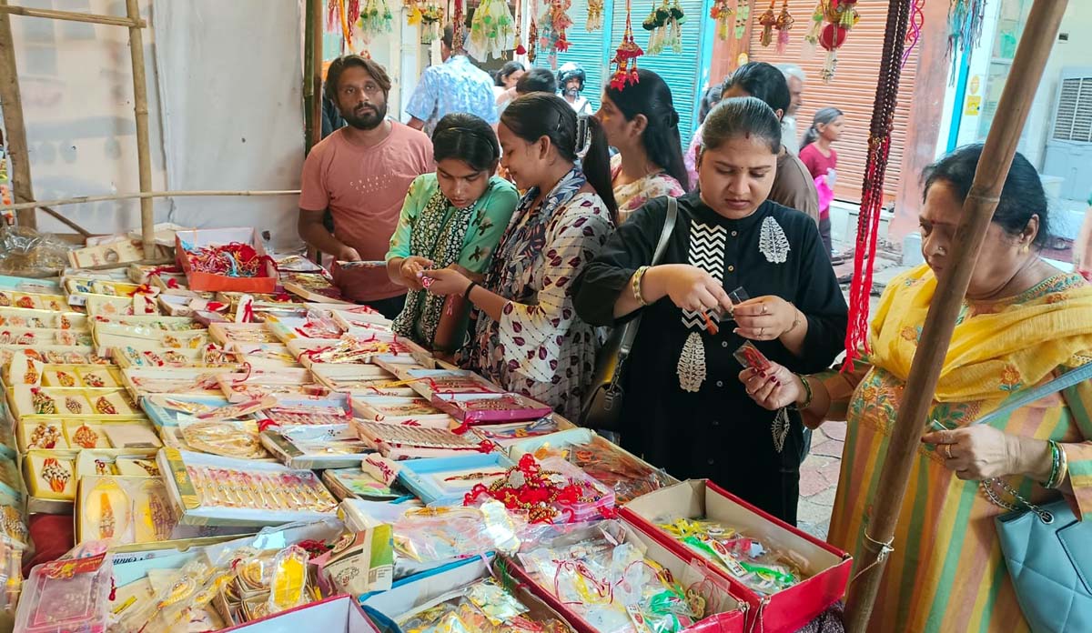 सजा राखी का बाजार, बहनों के लिए भाइयों ने खरीदे उपहार