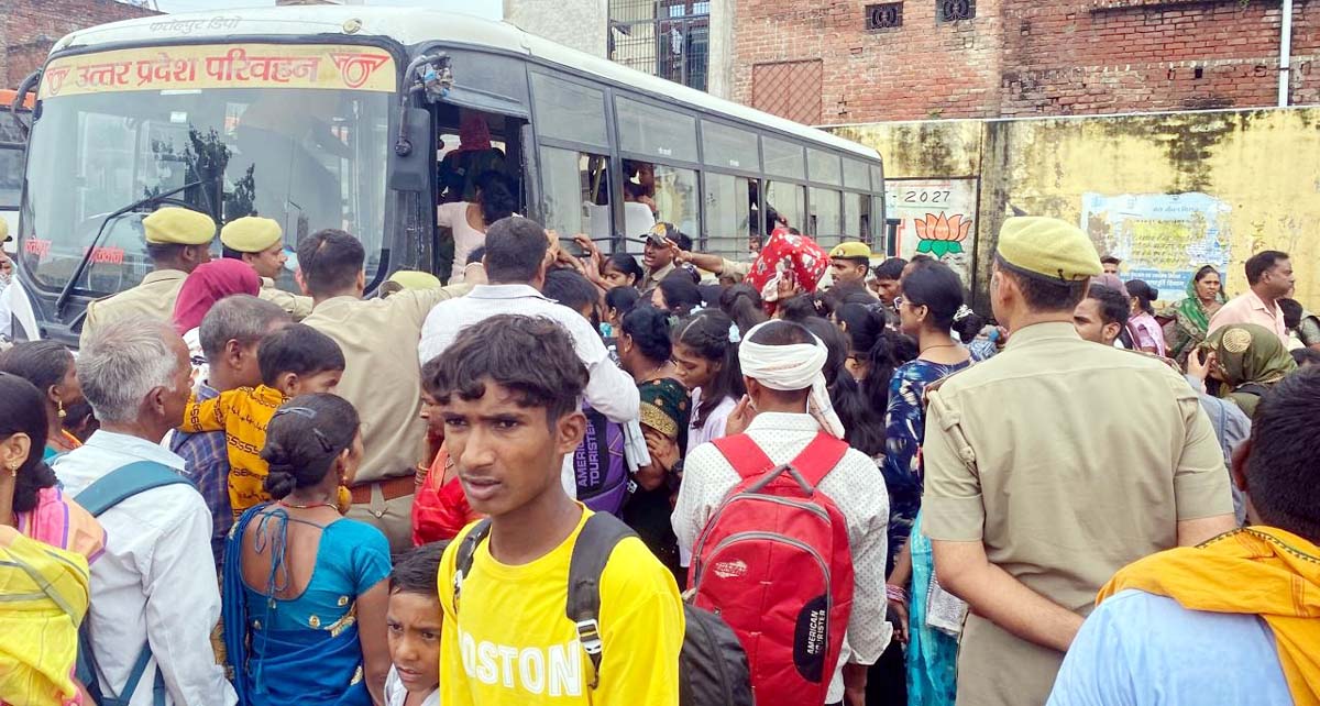 बस स्टॉप परिसर में दिन भर उमड़ा महिलाओं का सैलाब, पुलिस ने संभाला मोर्चा