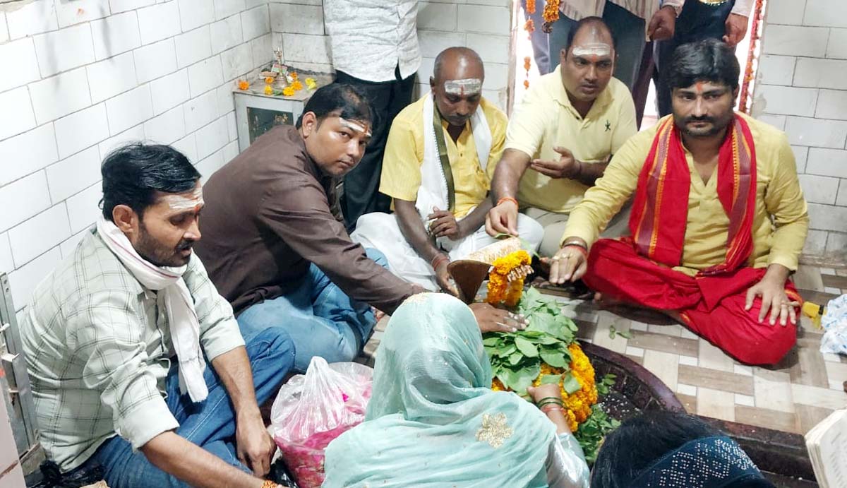 रुद्राभिषेक से भक्तिमय हुआ माहौल, हसवा शिक्षामित्र परिवार ने किया पूजन