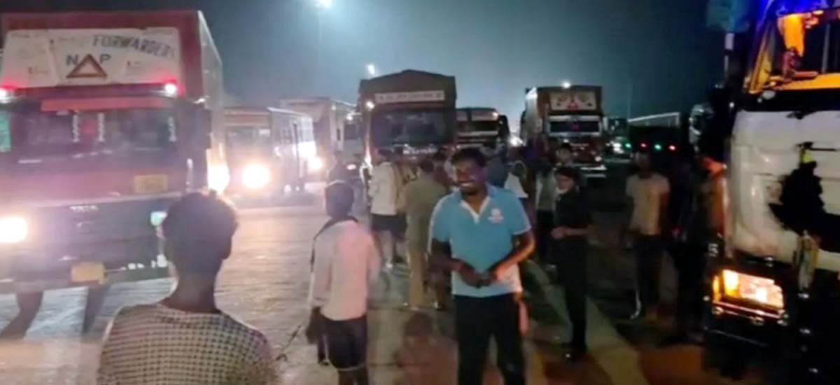बड़ौरी टोल प्लाजा के पास खड़े किए ट्रक, आधे घंटे तक थमा रहा यातायात