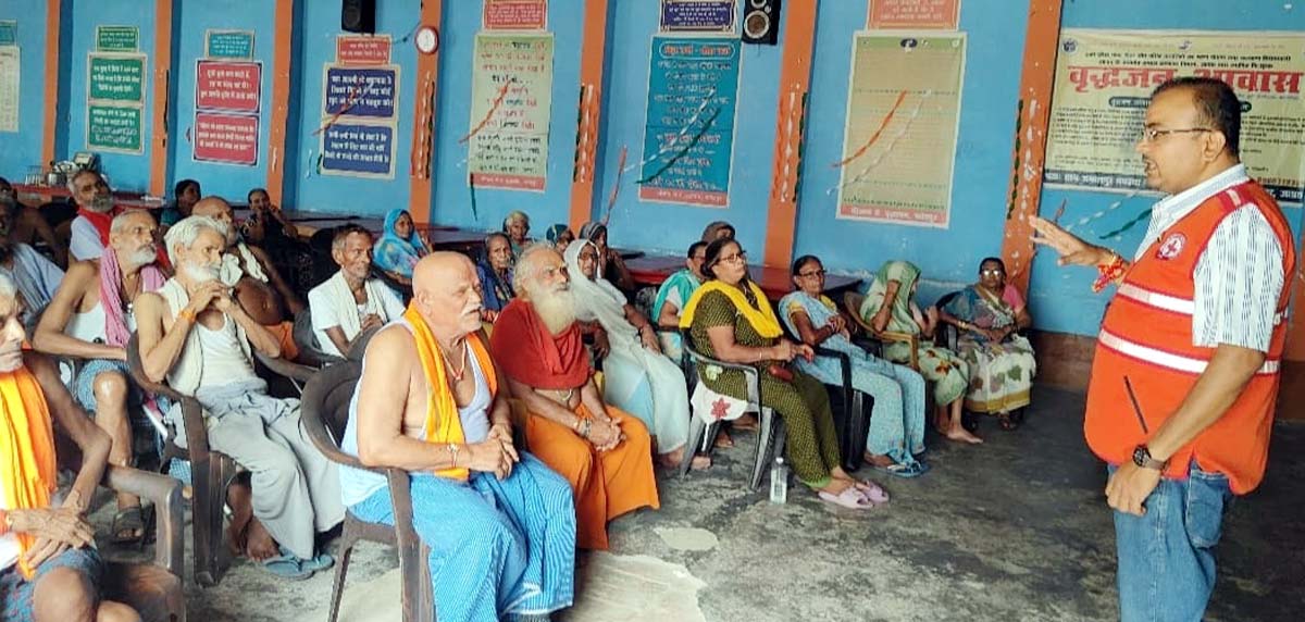 बदलते मौसम में बढ़ा फ्लू का खतरा, वृद्धजनों को बांटे मास्क