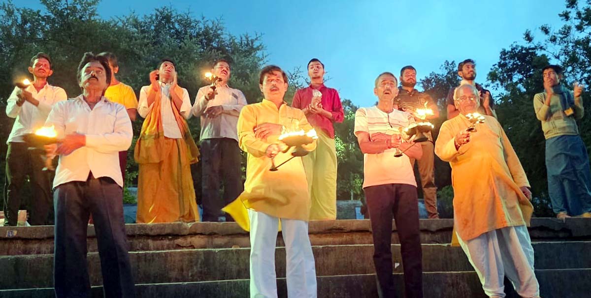 पूर्णिमा पर ओमघाट में हुई गंगा आरती, भक्तों ने किया दीपदान