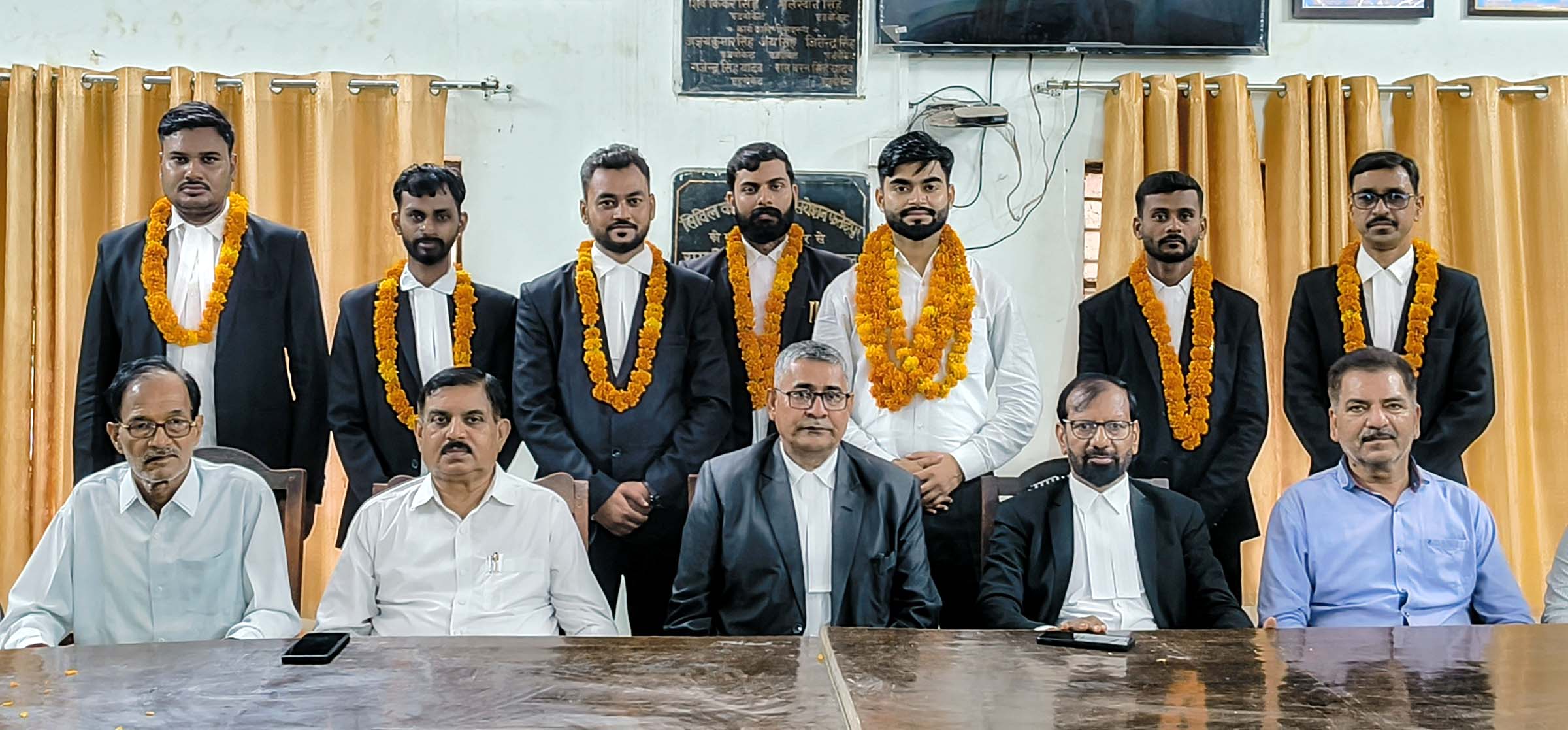 डिस्ट्रिक्ट बार हाल में नवोदित अधिवक्ताओं की हुई बैंड सेरेमनी
