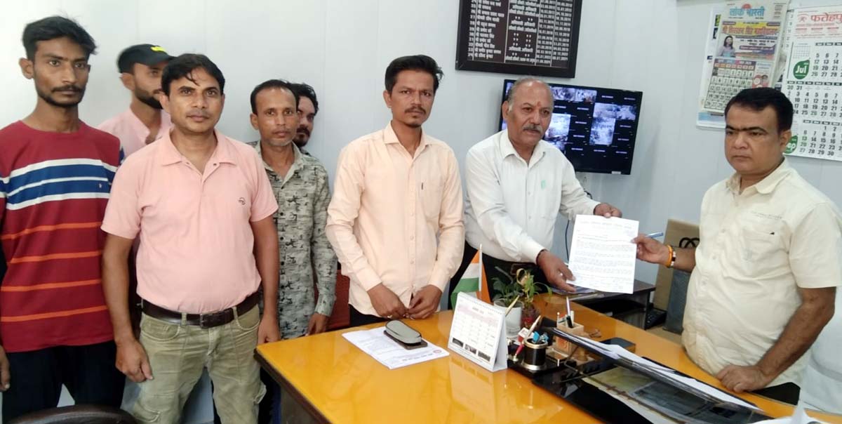 पालिका ईओ को सौंपा ज्ञापन, अस्थाई पथ बाजार आवंटित करने की मांग