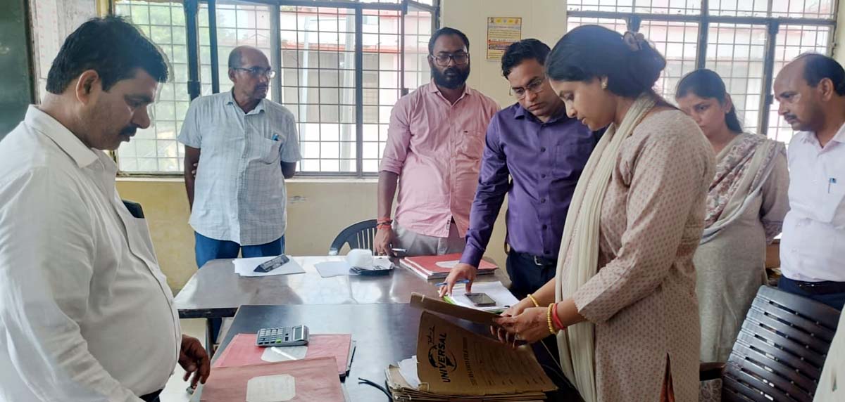बिंदकी तहसील में डीएम का छापा, पांच साल पुराने वादों पर कसा शिकंजा