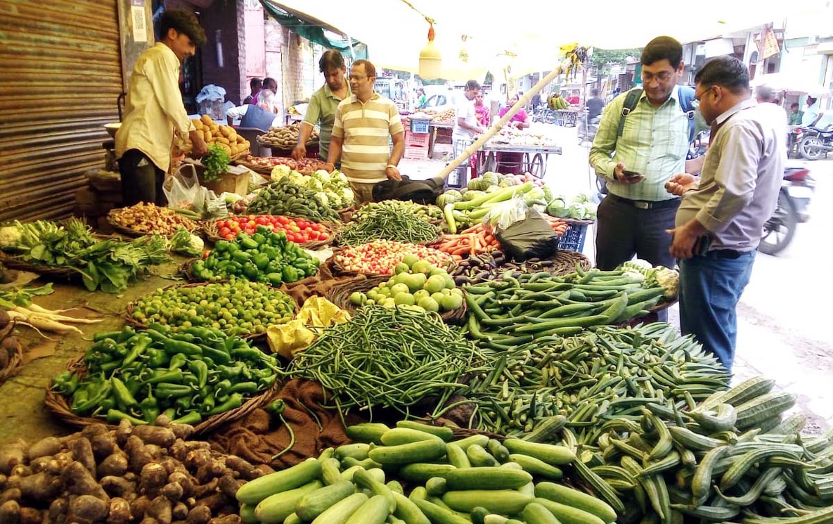 आलू के दाम स्थिर, प्याज के भाव से निकल रही आंसू की धार