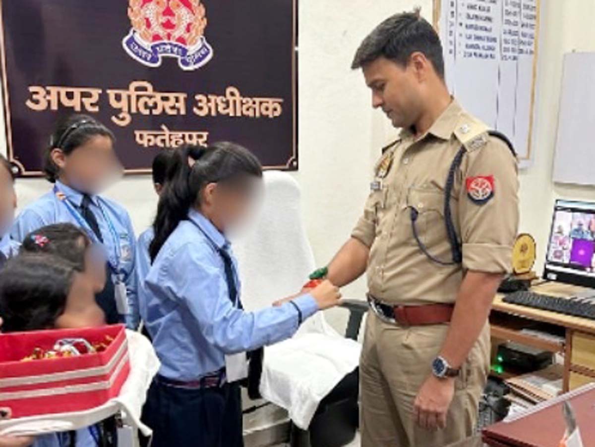 छात्राओं ने पुलिस कर्मियों की कलाई पर बांधी राखी, रिश्ते को किया मजबूत
