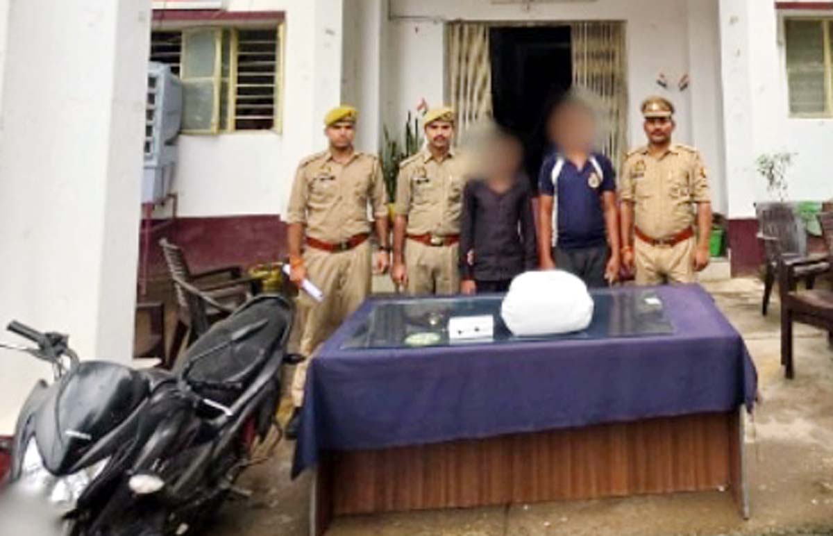 बकंधा ईंट भट्ठे के आगे मुगल रोड पर पुलिस ने घेराबंदी कर दबोचा
