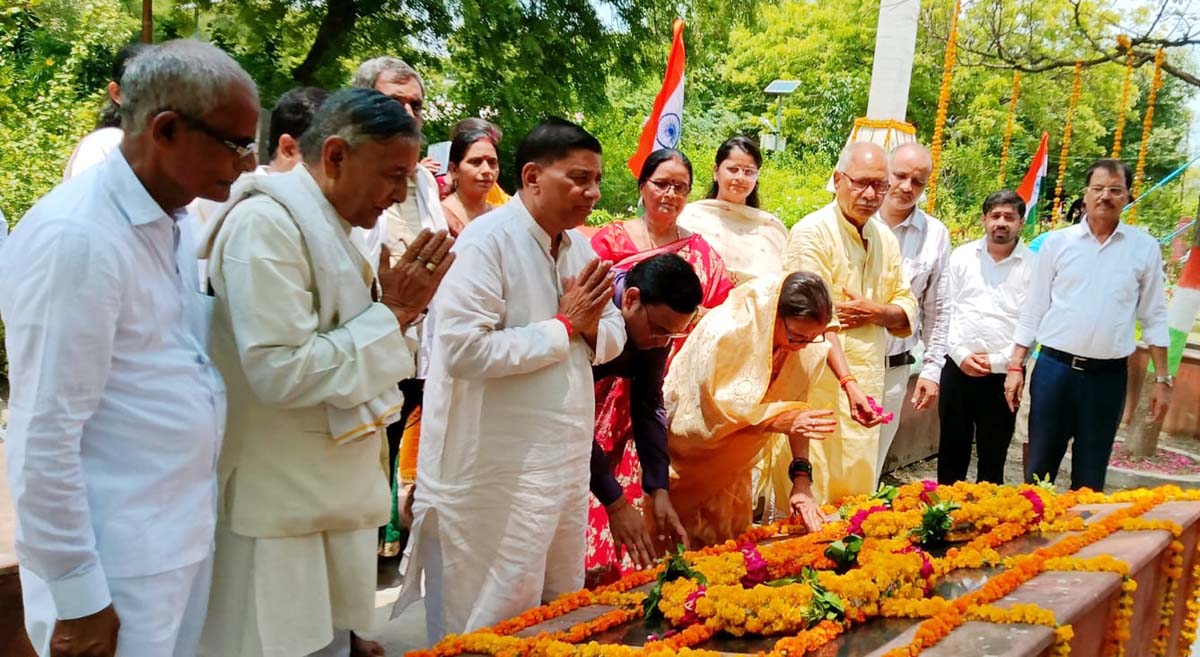 बावनी इमली में गूंजा शहीदों का शौर्य, बलिदानियों के वंशज सम्मानित