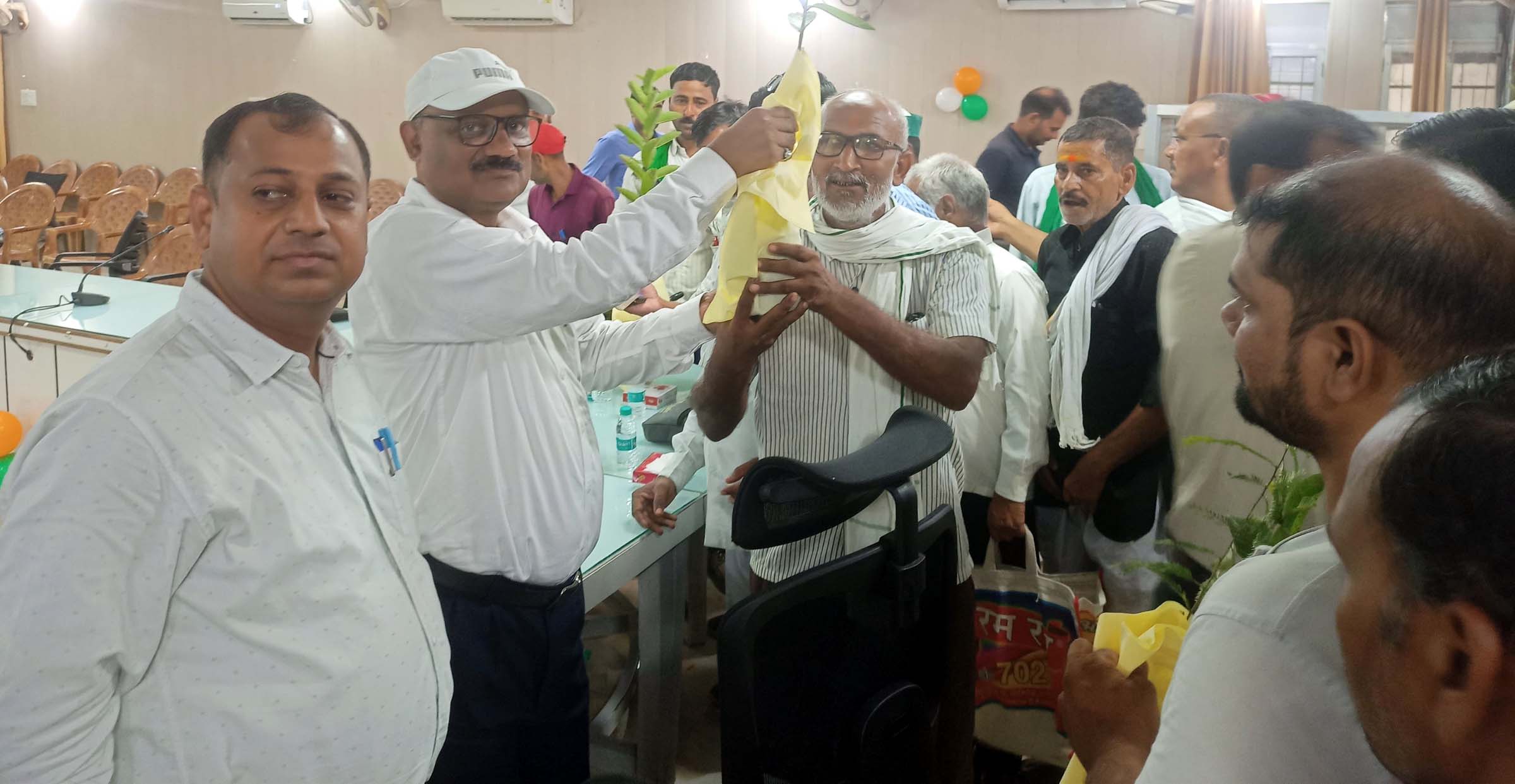 किसानों का दर्द फूटने पर एडीएम की दो टूक, शिकायत दबाई तो होगी कार्रवाई