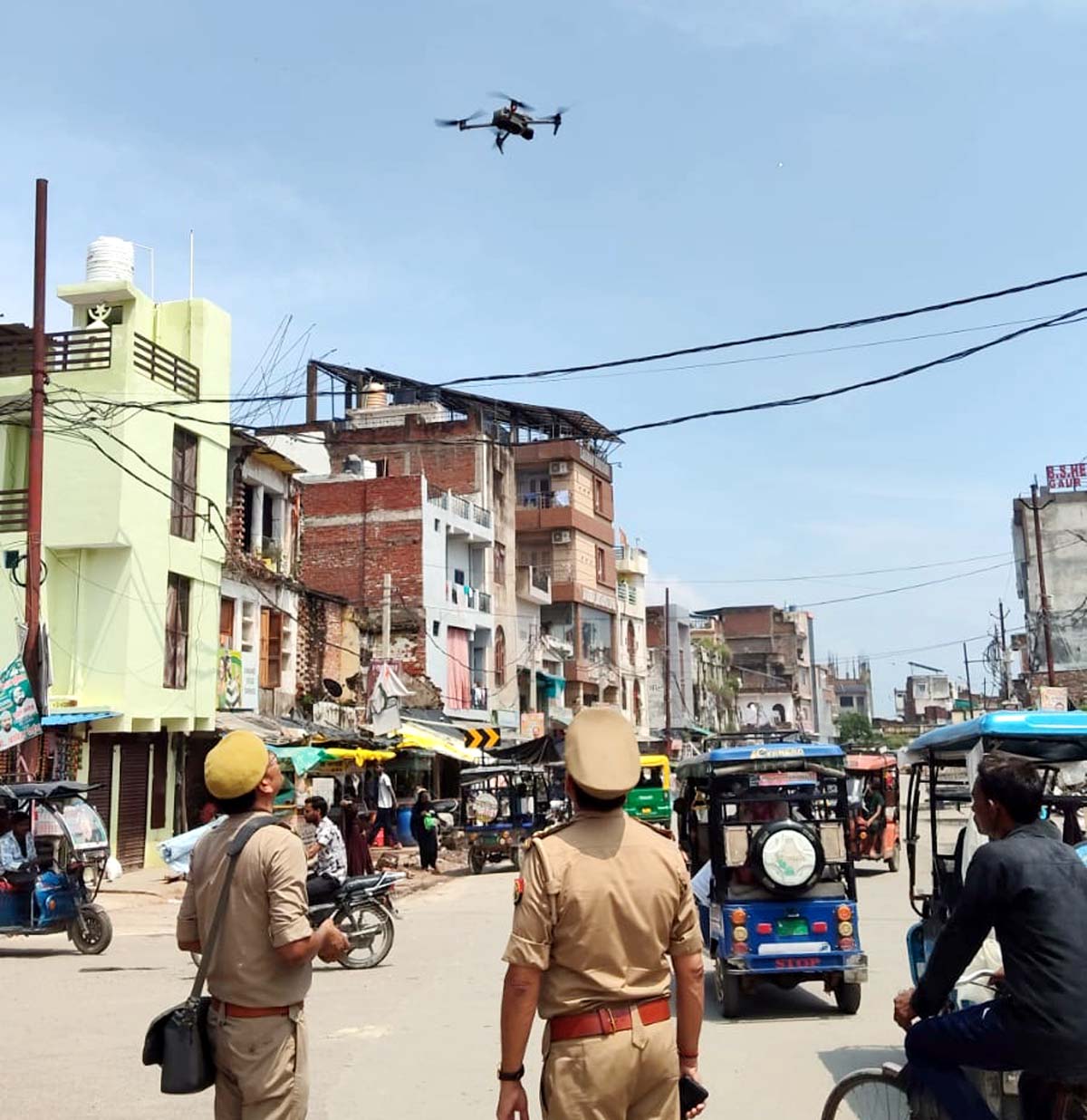 जुलूस मार्ग, प्रमुख चौराहों, बाजारों और भीड़भाड़ वाले स्थानों पर बढ़ाई सतर्कता