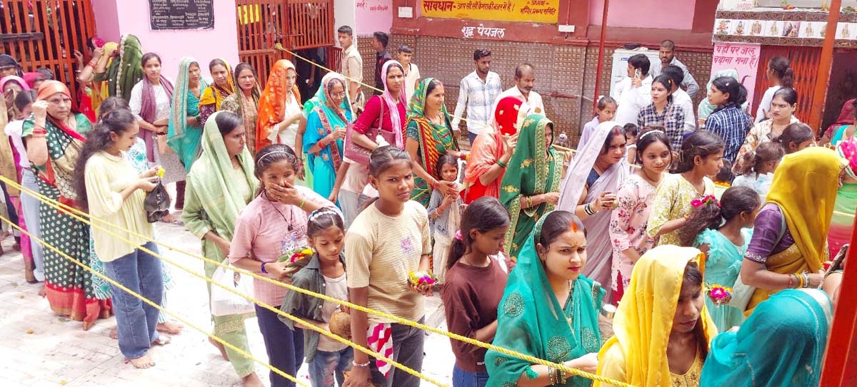 शिव मंदिरों में पूजन-अर्चन के साथ कांवड़ियों ने किया जलाभिषेक,जयकारों से गूंजे शिवालय