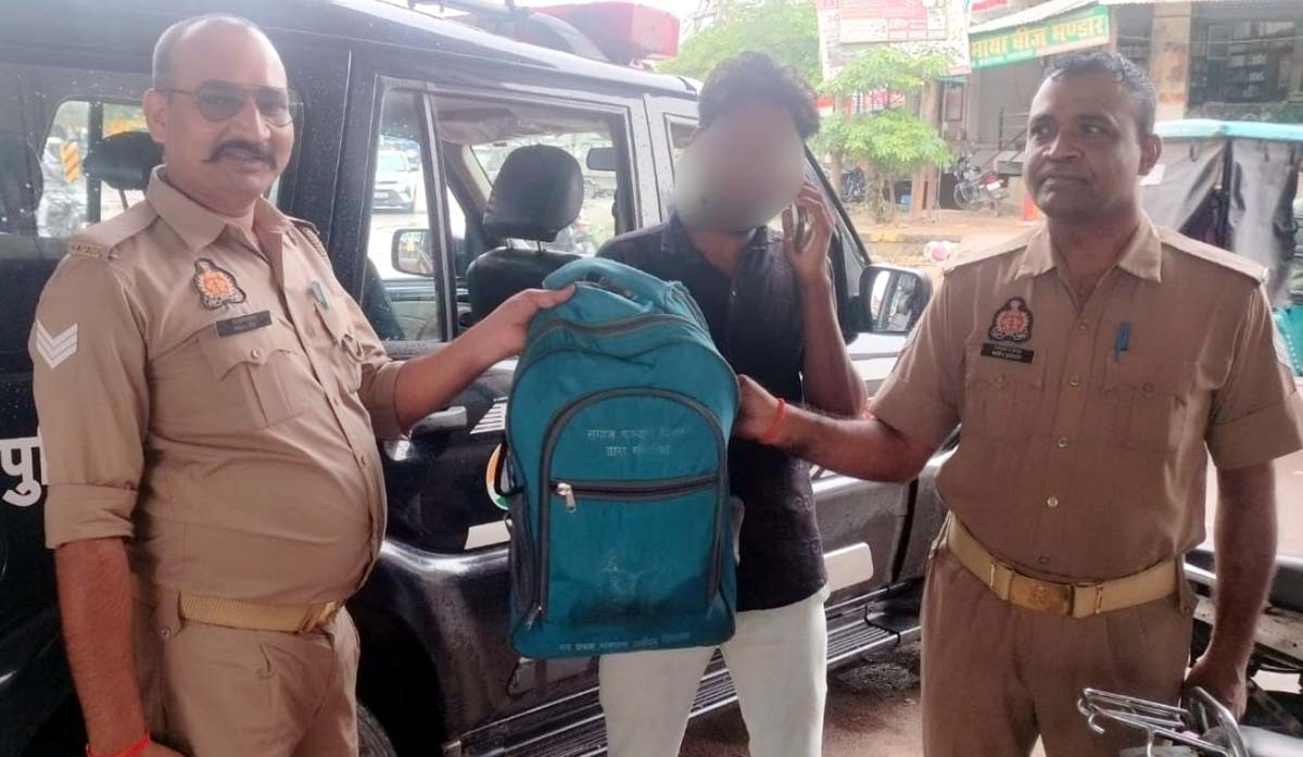  बस में छूटा यात्री का कीमती सामान वाला बैग पीआरवी ने लौटाया