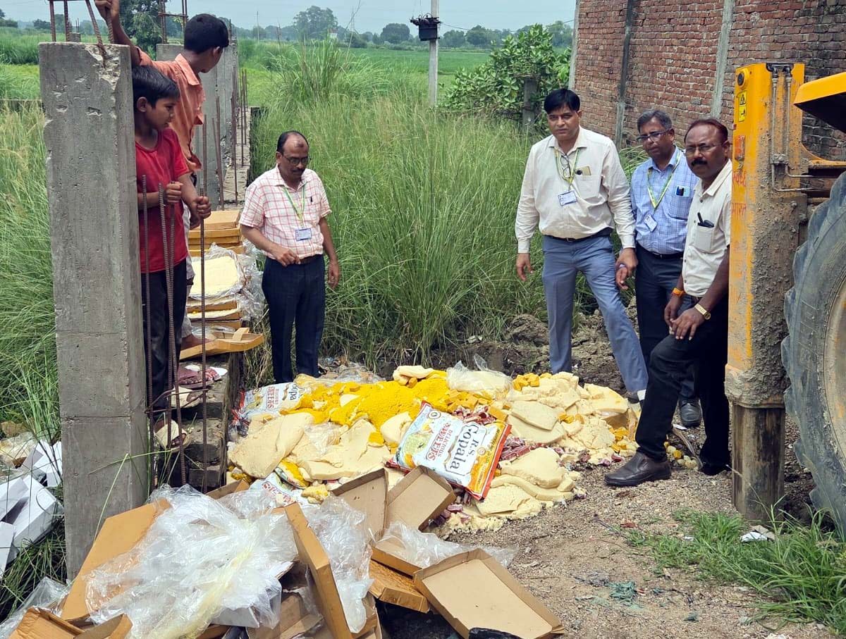 रक्षाबंधन से पहले खाद्य विभाग ने तीस कुंतल दूषित मिठाई कराई नष्ट