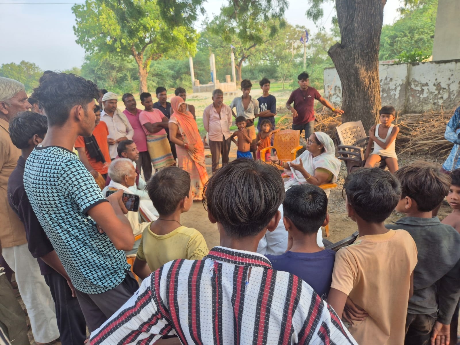विधायक ने समदा-सहोदरपुर नाले का किया निरीक्षण, पुल निर्माण का दिया भरोसा