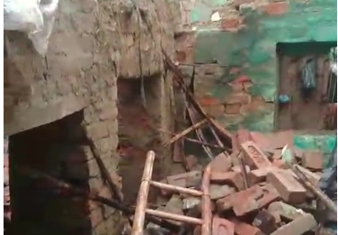 बारिश के चलते कच्चा मकान ढहा, उसपर बगल की दीवार ढहने से चार जख्मी, महिला की मौत