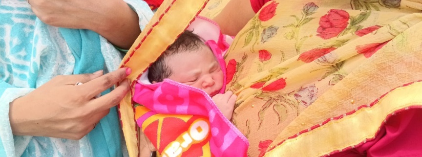 चांद सा मुखड़ा फूलों सी मुस्कान, घर आई नन्ही सी जान, गुलदस्ता वाहन में पहुंची घर