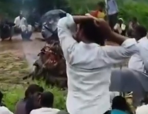 श्मशान घाट नहीं मिला तो सड़क किनारे हुआ बुजुर्ग महिला का अंतिम संस्कार