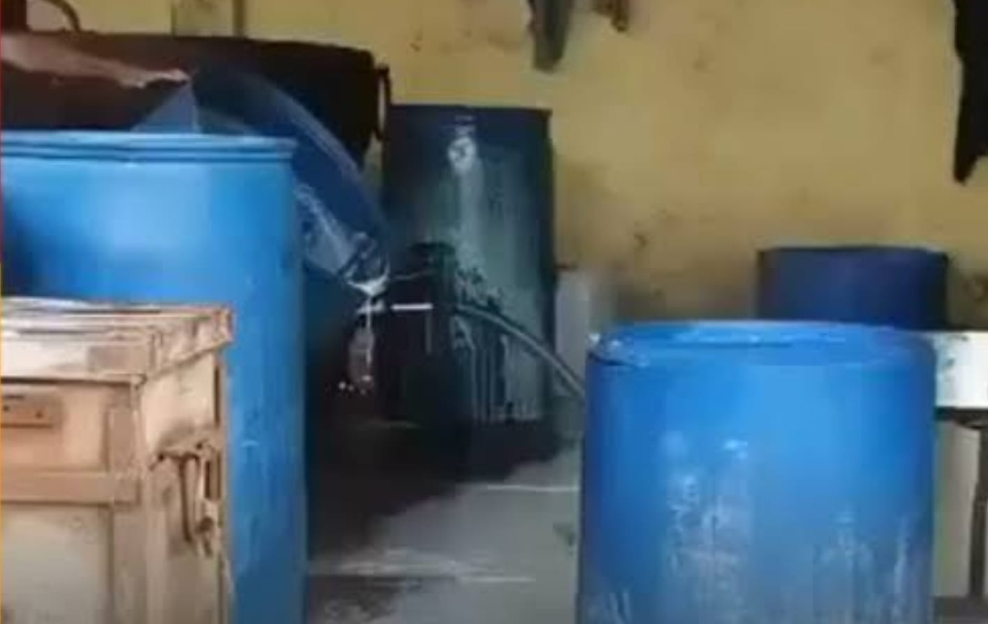 खाद्य विभाग ने तीन सौ लीटर दूध कराया नष्ट, गंदगी मिलने पर बेकरी बंद
