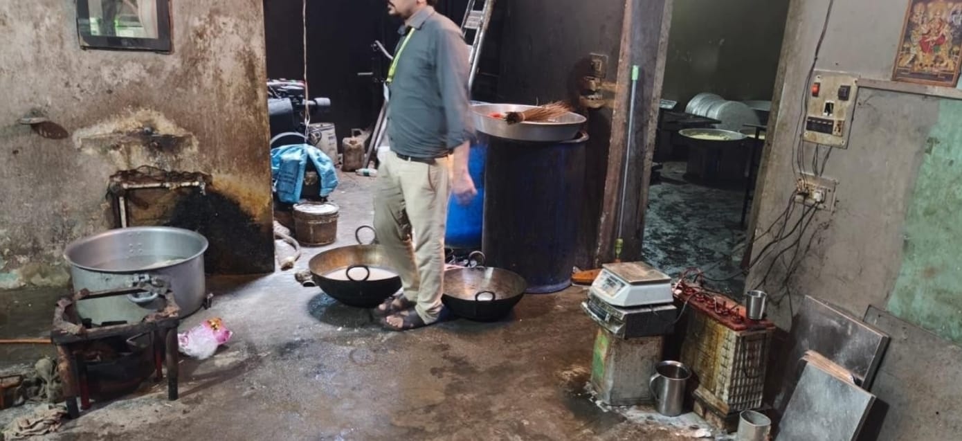 रक्षाबंधन से पहले गोदाम में छापा, पांच सौ किलो मिठाई सीज