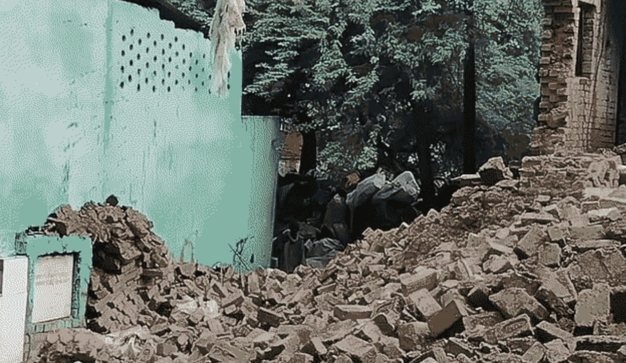 बारिश में गरीब का आशियाना ढहा, बाल-बाल बचा परिवार