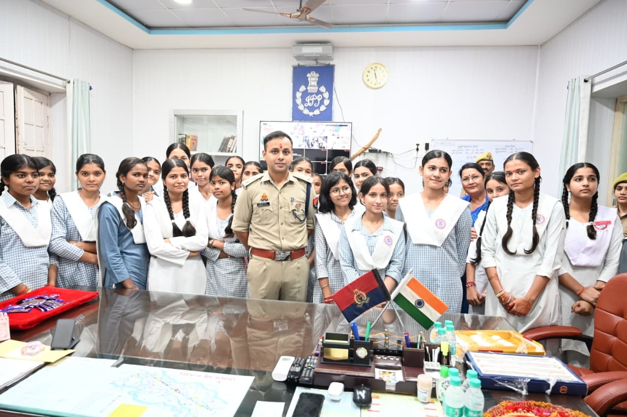 एसपी की कलाई पर सजाई राखी,रक्षासूत्र से बंधा पुलिस-पब्लिक का भरोसा