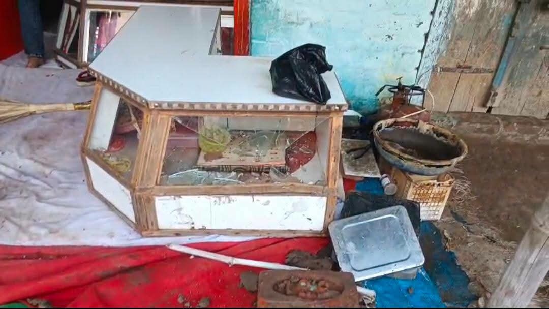 तेज रफ्तार ट्रैक्टर बाइक को, कुचलकर ज्वेलर्स की दुकान में घुसा