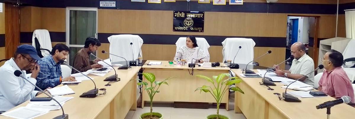 जल जीवन मिशन की समीक्षा, जल निगम की परियोजनाओं में देरी पर डीएम सख्त