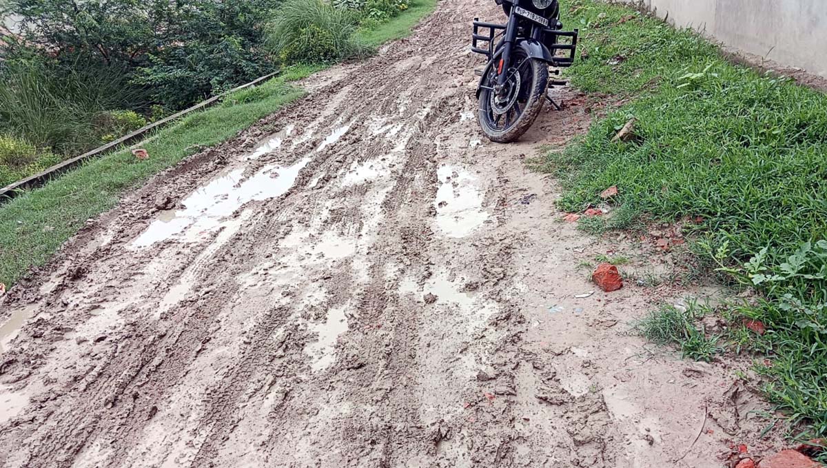 कई सालों से कच्ची सड़क छोड़ गया ठेकेदार, मोहल्लेवासी हो रहे परेशान