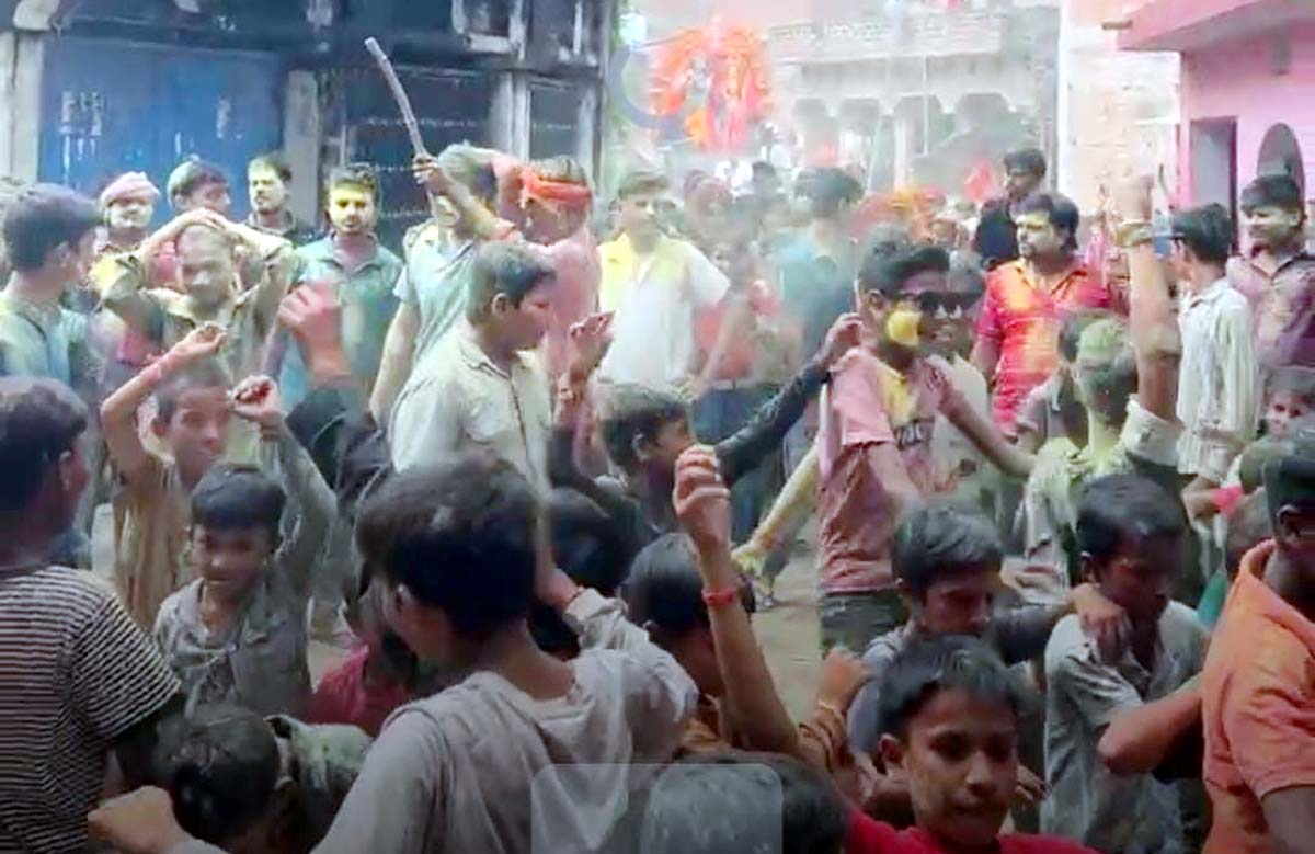 कृष्ण विसर्जन में उमड़े श्रद्धालु, अबीर-गुलाल उड़ा