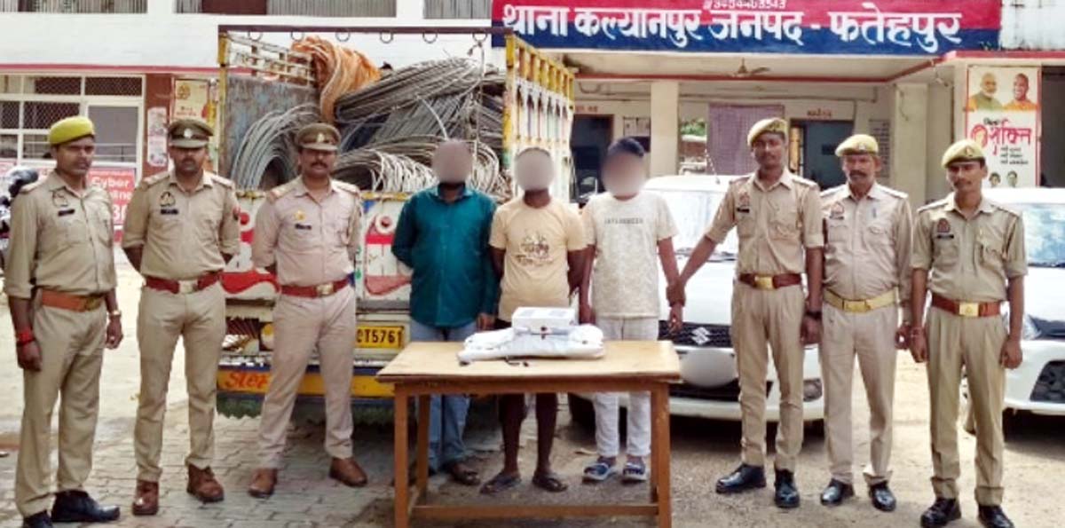 पिकअप में लदा सात सौ किलो एल्युमीनियम तार, दो कार, कटर बरामद