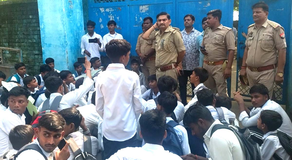 सर्वाेदय इंटर कॉलेज में छात्रों ने किया प्रदर्शन, पुलिस-प्रशासन के अफसर पहुंचे