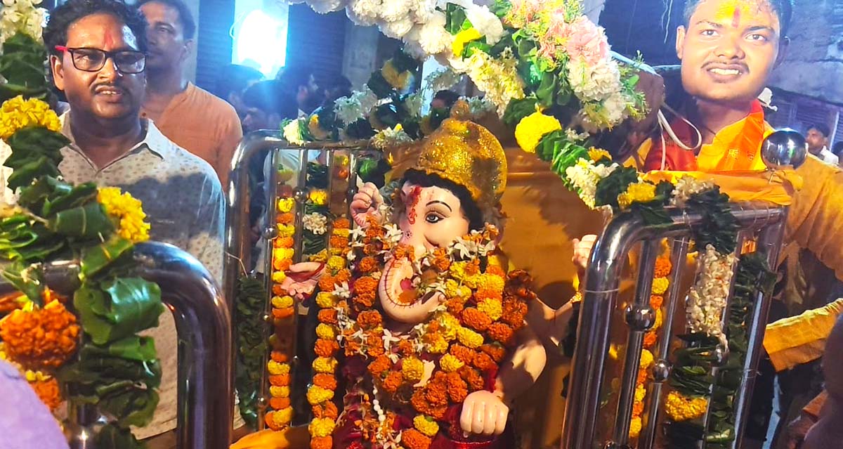 नगर भ्रमण के दौरान उमड़ा आस्था का सैलाब, झांकियों ने मोहा मन